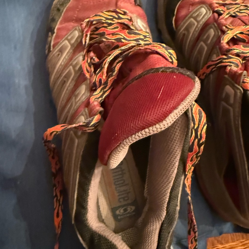 gently used Salomon running shoes excellent condition